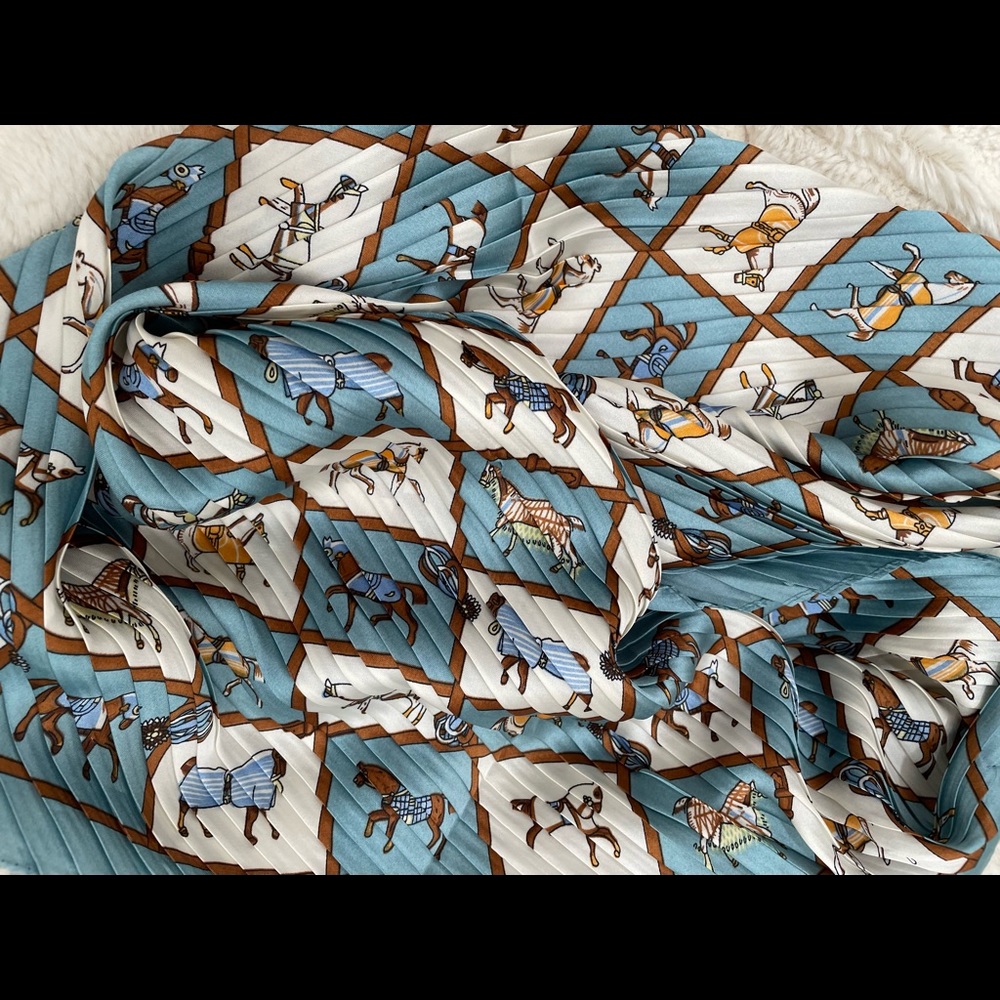 Elegant Paris high fashion silky pleated horse jockey scarf
